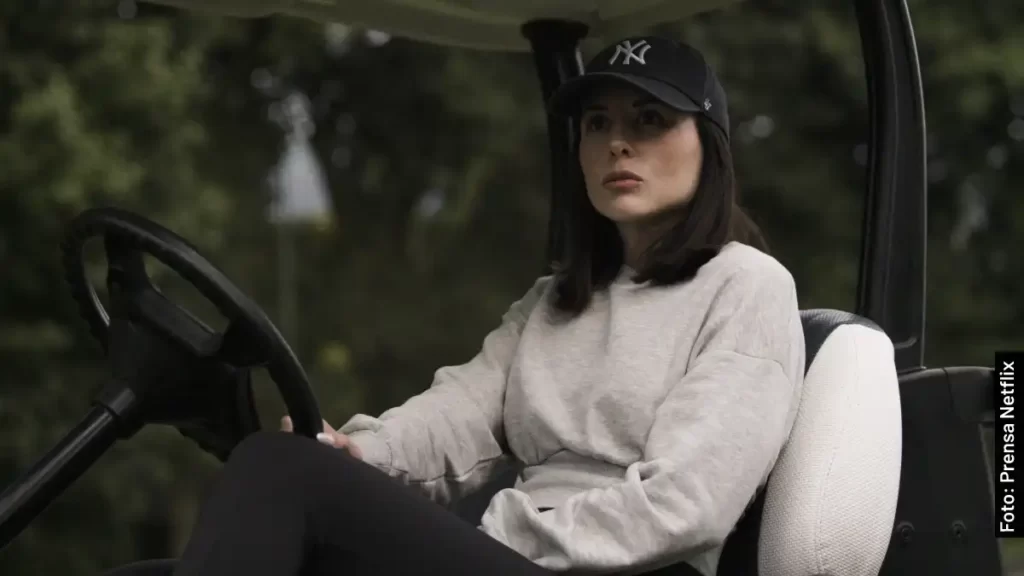 Zuria Vega, como Mariana Andrade en Las Viudas de los Jueves, serie de Netflix