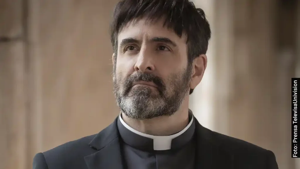 Alejandro Calva como el Padre Cayetano en El Maleficio, telenovela de TelevisaUnivision