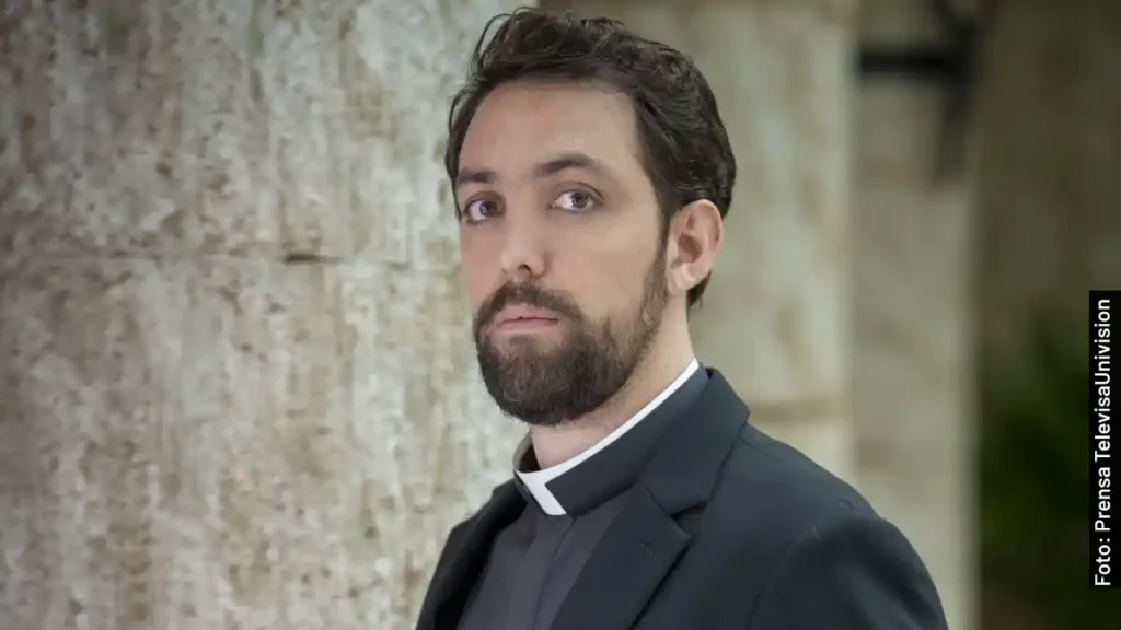Pedro de Tavira como el Padre Eduardo en El Maleficio, telenovela de TelevisaUnivision